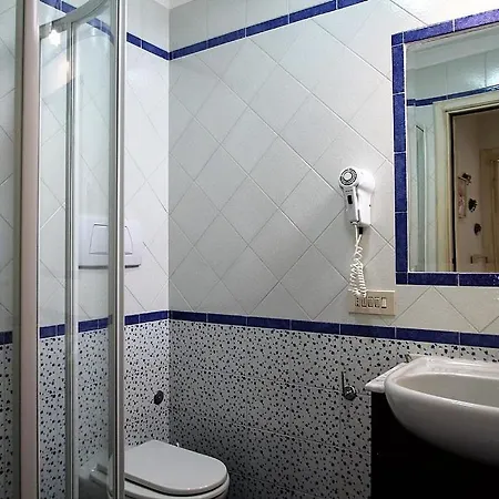 Sleeps 2 Air Con Wifi Apartment