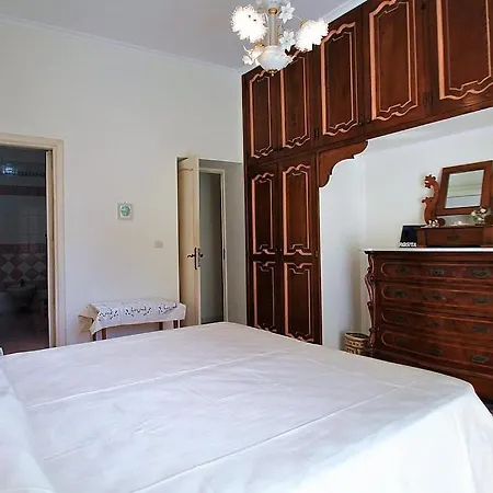 Sleeps 2 Air Con Wifi *