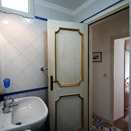Sleeps 2 Air Con Wifi