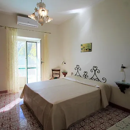 Sleeps 2 Air Con Wifi Apartment Positano