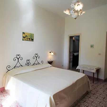 Sleeps 2 Air Con Wifi Apartman